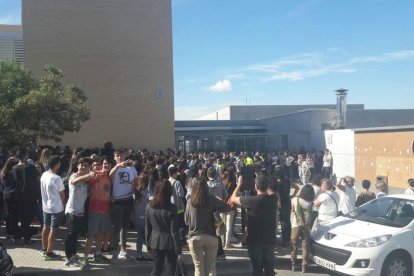 Concentració a diversos municipis de Camp de Tarragona en rebuig a la violència de l'1-O