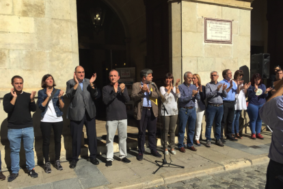 Concentración en varios municipios de Campo de Tarragona en rechazo a la violencia del 1-O