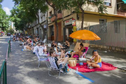 Molta gent, sobretot noies, fa cua.