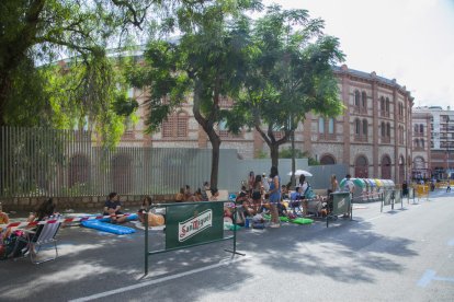 Molta gent, sobretot noies, fa cua.