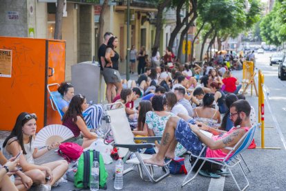 Molta gent, sobretot noies, fa cua.