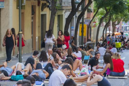 Molta gent, sobretot noies, fa cua.