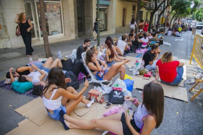 Molta gent, sobretot noies, fa cua.