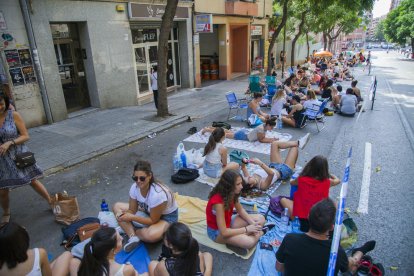 Molta gent, sobretot noies, fa cua.