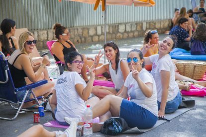 Molta gent, sobretot noies, fa cua.