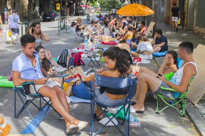 Molta gent, sobretot noies, fa cua.