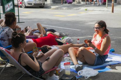 Molta gent, sobretot noies, fa cua.