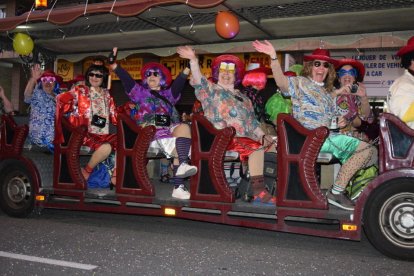 Imatges de les comparses que han participat a la Rua de l'Artesania
