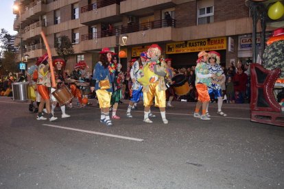 Imatges de les comparses que han participat a la Rua de l'Artesania