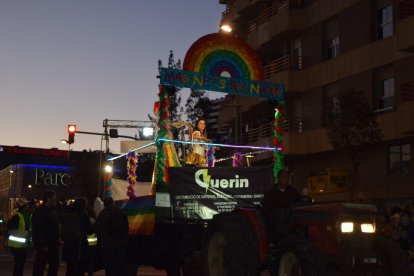 Imatges de les comparses que han participat a la Rua de l'Artesania