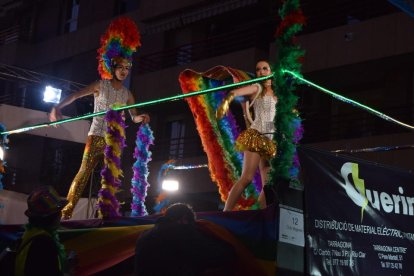 Imatges de les comparses que han participat a la Rua de l'Artesania