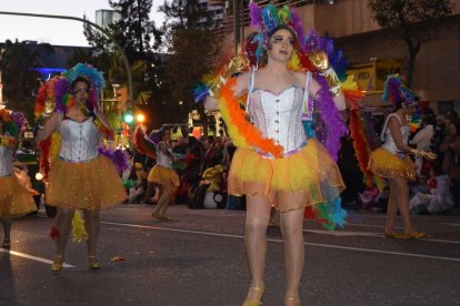 Imatges de les comparses que han participat a la Rua de l'Artesania