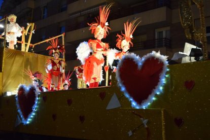 Imatges de les comparses que han participat a la Rua de l'Artesania
