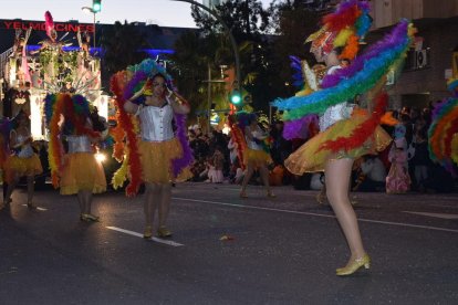 Imatges de les comparses que han participat a la Rua de l'Artesania