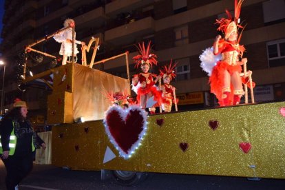 Imatges de les comparses que han participat a la Rua de l'Artesania