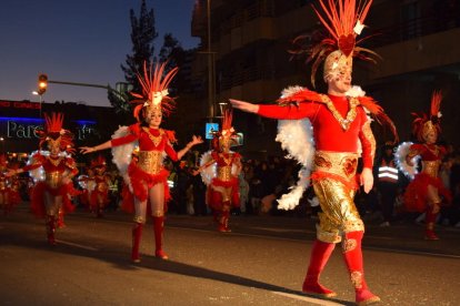 Imatges de les comparses que han participat a la Rua de l'Artesania