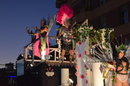 Imatges de les comparses que han participat a la Rua de l'Artesania