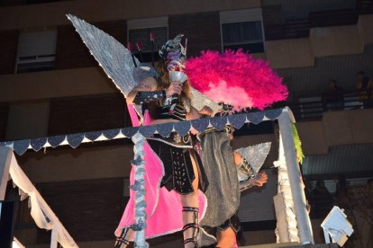 Imatges de les comparses que han participat a la Rua de l'Artesania