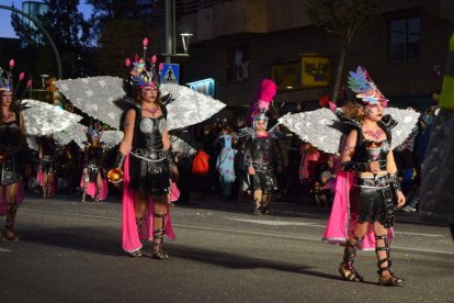 Imatges de les comparses que han participat a la Rua de l'Artesania