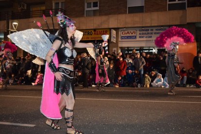 Imatges de les comparses que han participat a la Rua de l'Artesania