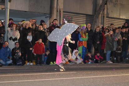 Imatges de les comparses que han participat a la Rua de l'Artesania