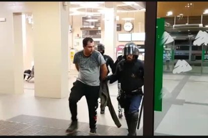 Al menos nueve detenidos en la cuarta noche de disturbios en Tarragona
