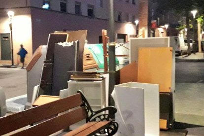 L'usuari de Twitter, Joan Boronat, va dedicar-se, durant una hora, a comprovar l'estat dels contenidors a diverses zones de la ciutat.