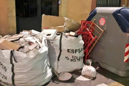L'usuari de Twitter, Joan Boronat, va dedicar-se, durant una hora, a comprovar l'estat dels contenidors a diverses zones de la ciutat.