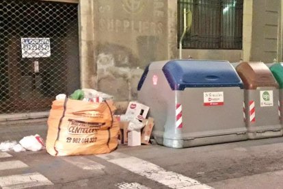 L'usuari de Twitter, Joan Boronat, va dedicar-se, durant una hora, a comprovar l'estat dels contenidors a diverses zones de la ciutat.