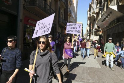 Recull de les millors imatges de la manifestació del Dia de la Dona a Reus