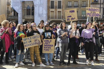 Recull de les millors imatges de la manifestació del Dia de la Dona a Reus