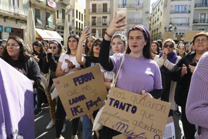Recull de les millors imatges de la manifestació del Dia de la Dona a Reus