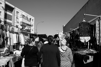 Es tracta d'un projecte fotogràfic que pretén ser un reflex de la vida social dels barris, dels costums i de la seva gent