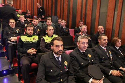 Imatges de l'entrega de medalles i felicitacions durant l'acte de festivitat de la Guàrdia Urbana de Tarragona