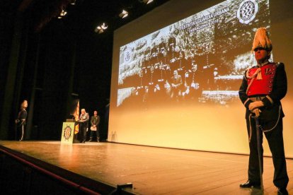Imatges de l'entrega de medalles i felicitacions durant l'acte de festivitat de la Guàrdia Urbana de Tarragona