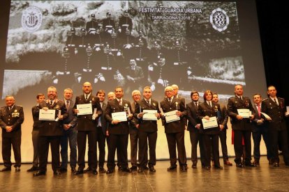 Imatges de l'entrega de medalles i felicitacions durant l'acte de festivitat de la Guàrdia Urbana de Tarragona