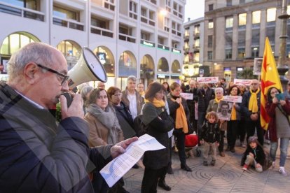 Concentració a la Plaça Prim de Reus en suport d'Òmnium Cultural