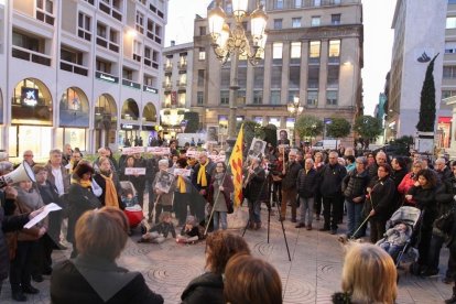 Concentració a la Plaça Prim de Reus en suport d'Òmnium Cultural