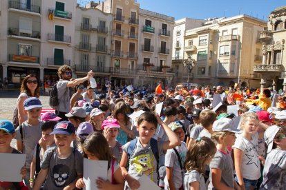 Els escolars de Reus participen en l''Hola Sant Pere' recreant el Basilisc