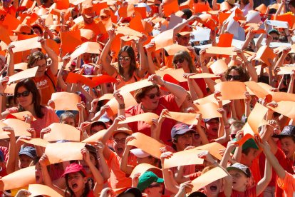 Els escolars de Reus participen en l''Hola Sant Pere' recreant el Basilisc