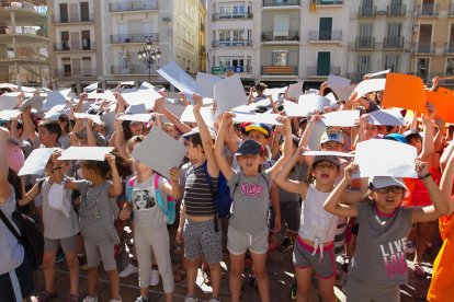 Els escolars de Reus participen en l''Hola Sant Pere' recreant el Basilisc