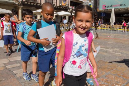 Els escolars de Reus participen en l''Hola Sant Pere' recreant el Basilisc