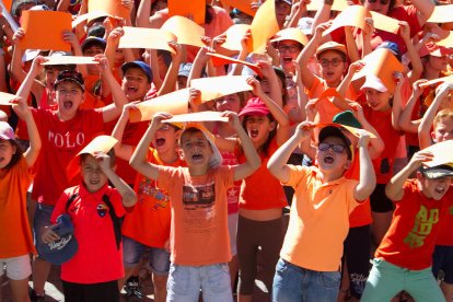 Els escolars de Reus participen en l''Hola Sant Pere' recreant el Basilisc