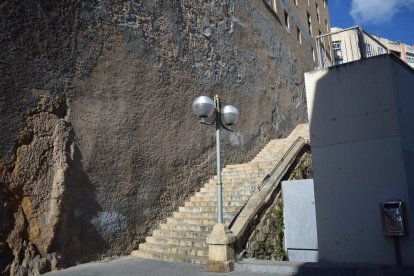 Imatges de les façanes de la part baixa que presenten riscos per despreniment.