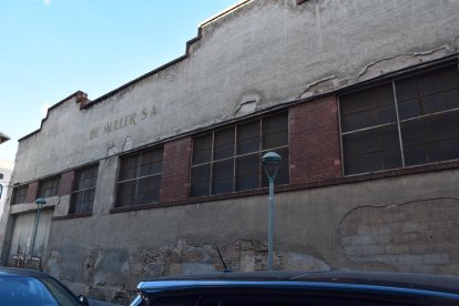 Imatges de les façanes de la part baixa que presenten riscos per despreniment.