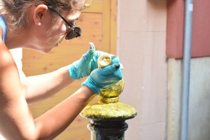 Aquest ja és el dotzè any que es pinten els pilons del carrer Comte