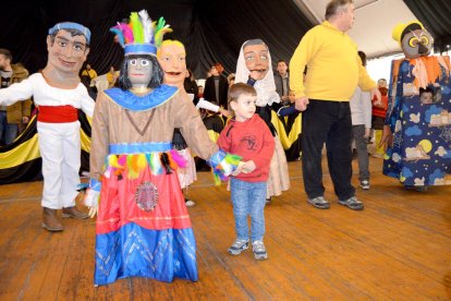 Trobada de nans, cap-grossos i gegantons a Vila-seca dins la festa major de Sant Antoni.