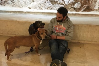 L'actor va aprofitar la seva visita a la ciutat amb el seu espectacle 'Odio' per promocionar l'adopció d'animals durant una trobada amb dues voluntàries i dos gossos de la Protectora d'Animals de Tarragona