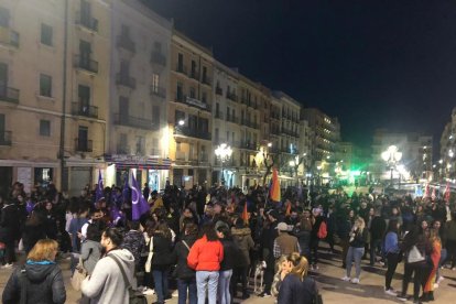 Unes 500 persones s'han donat concentrat aquesta tarda a la plaça de la Font de Tarragona per denunciar la violència masclista.