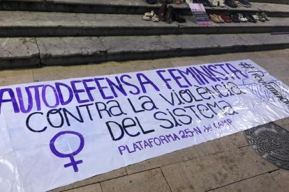 Unes 500 persones s'han donat concentrat aquesta tarda a la plaça de la Font de Tarragona per denunciar la violència masclista.